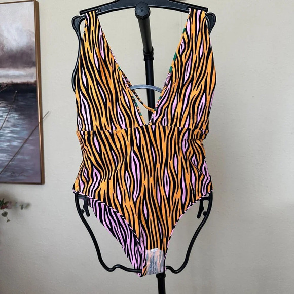 Maaji Fierce Flow One apiece Swimsuit NWOT Size M $154 - Picture 11 of 15